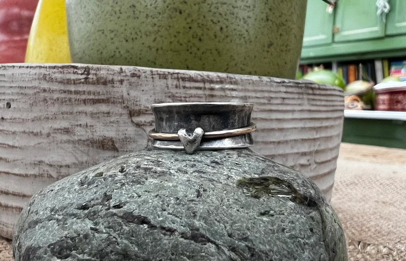 Spinning heart ring